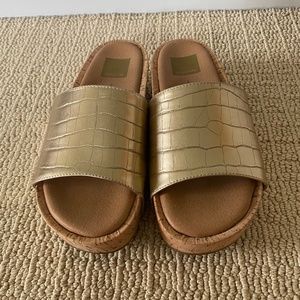 Gold Dolce Vita flatforms